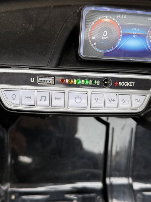 Mercedes EQC crianca elétrico