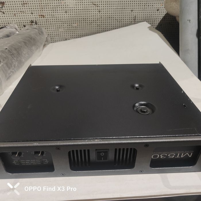 colunas 2 tripés mesa de mistura um amplificador