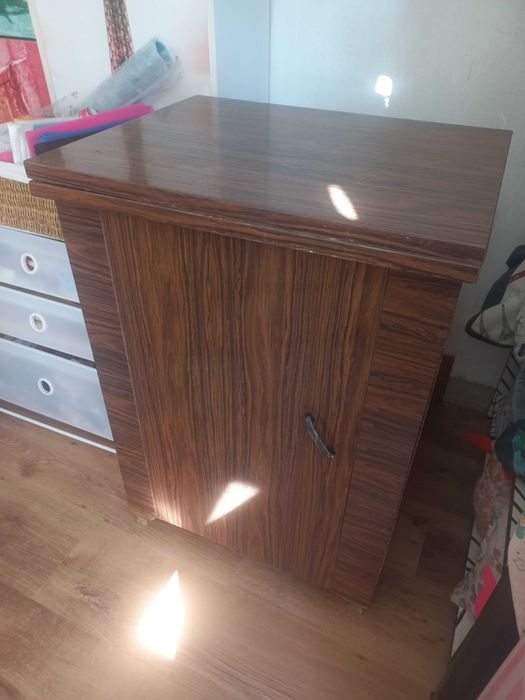 Maquina de custura com movel