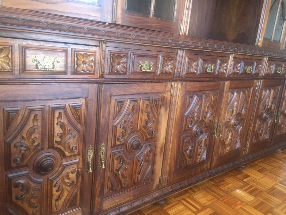 armário / móvel / mesa / cadeiras / antigo (sala jantar antiga)