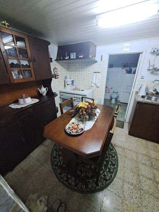 Armário, mesa de cozinha e 4 cadeiras