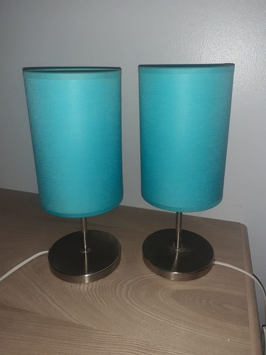 Conjunto de candeeiros com base prateada e abajures azuis