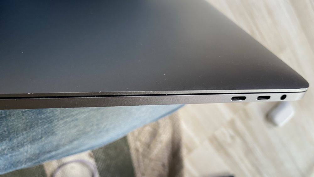 Macbook Pro 15” A1707 Dysk 1 TB Radeon Pro 560 4 GB Touchbar