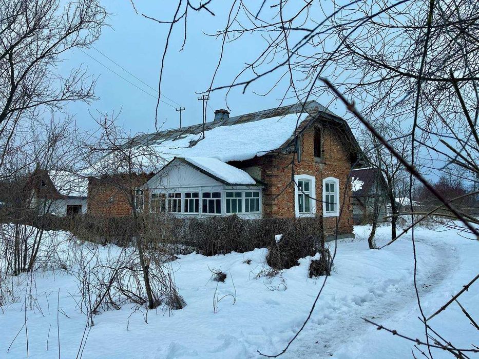 Історичний цегляний будинок біля Олеського замку (Львівська область)