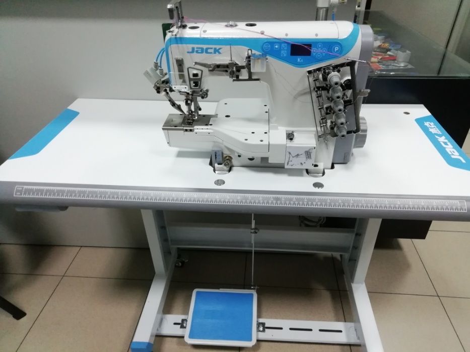 JACK K4 - Maquina recobrimento com 3 agulhas, corte de linha - NOVA