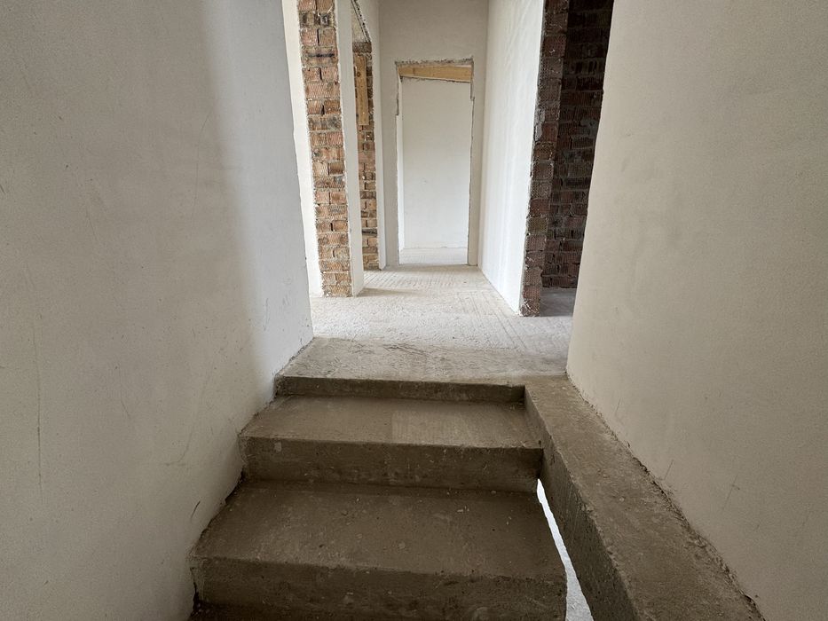 Котедж з власним подвір’ям та заїздом