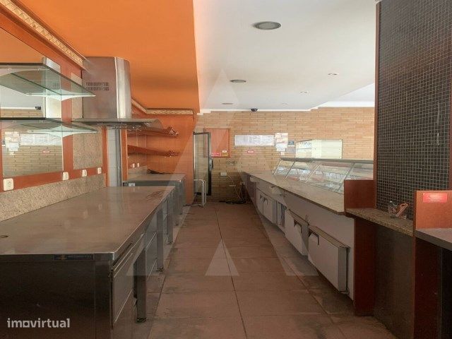 Loja preparada para padaria e pastelaria com esplanada em Esgueira