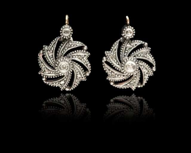 Brincos em ouro e prata com diamantes