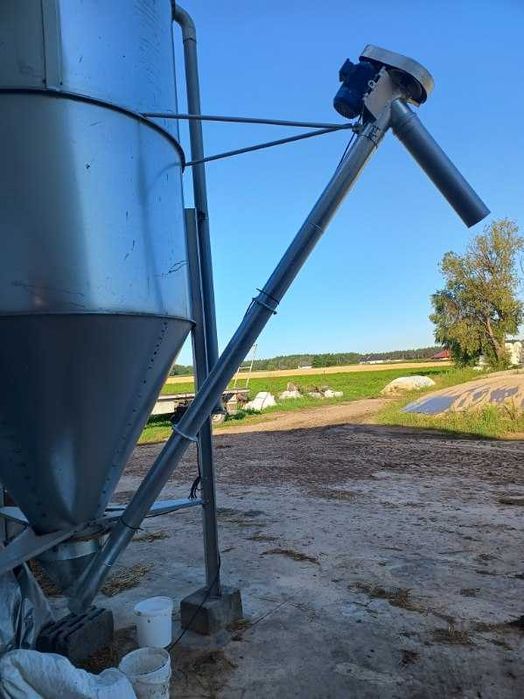 Przenośnik ślimakowy Żmijka 140 pod silosy paszowe sypiące w paszowóz
