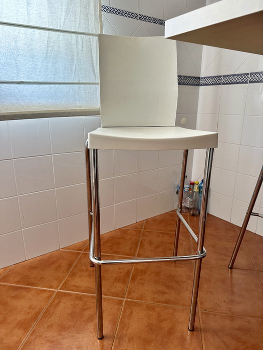 Conjunto mesa e 4 cadeiras altas IKEA