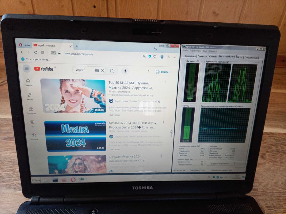 ноутбук Toshiba в отличном состоянии с блоком питания (зарядкой), аккумулятором и веб камерой