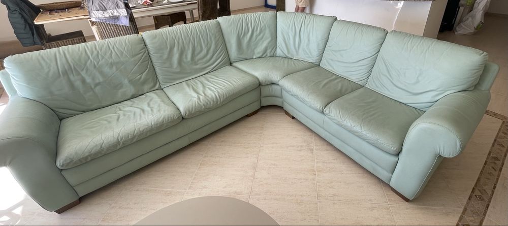 Sofá de canto em pele verde água