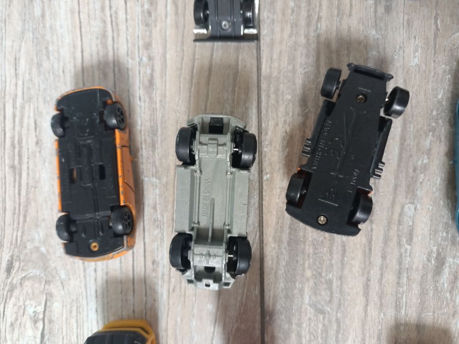 Zestaw 12 aut metalowych hot wheels welly