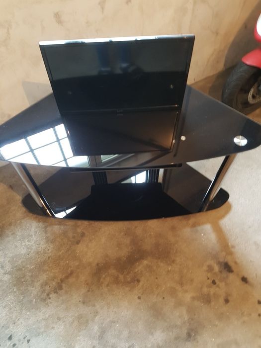 Mesa móvel em vidro para salão de televisão