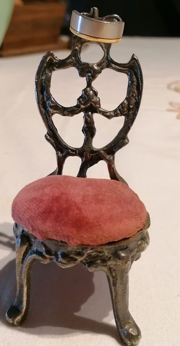 Peças em metal e madeira