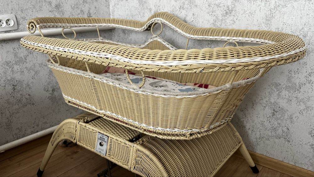 Продам ліжечко люльку в чудовому стані. З маятниковим механізмом.