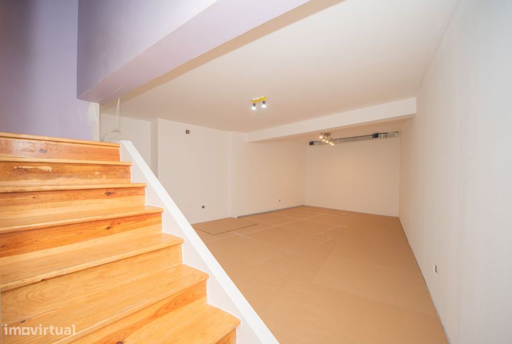Apartamento T2+1 com cave e espaços adicionais na Tv. Nazaré, Lisboa