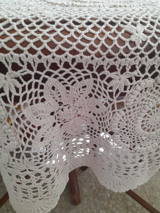 Toalha de mesa em crochet antiga. Em bom estado.(Cor Bege)