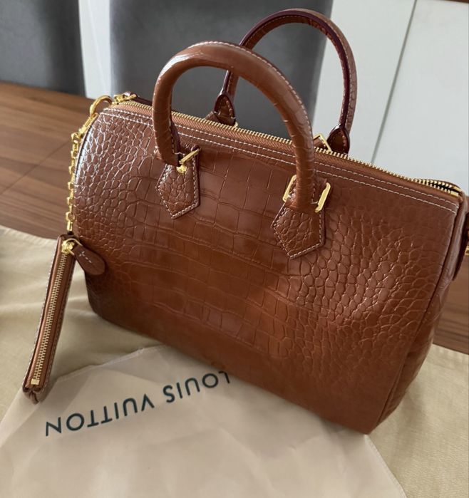 Malote em pele envernizada