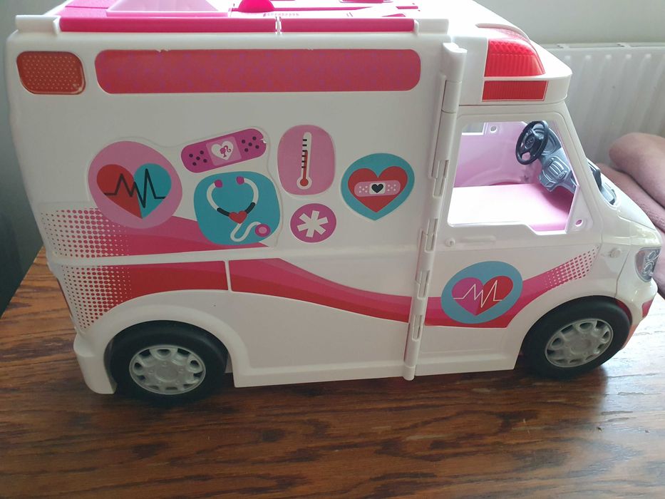 Karetka Barbie.