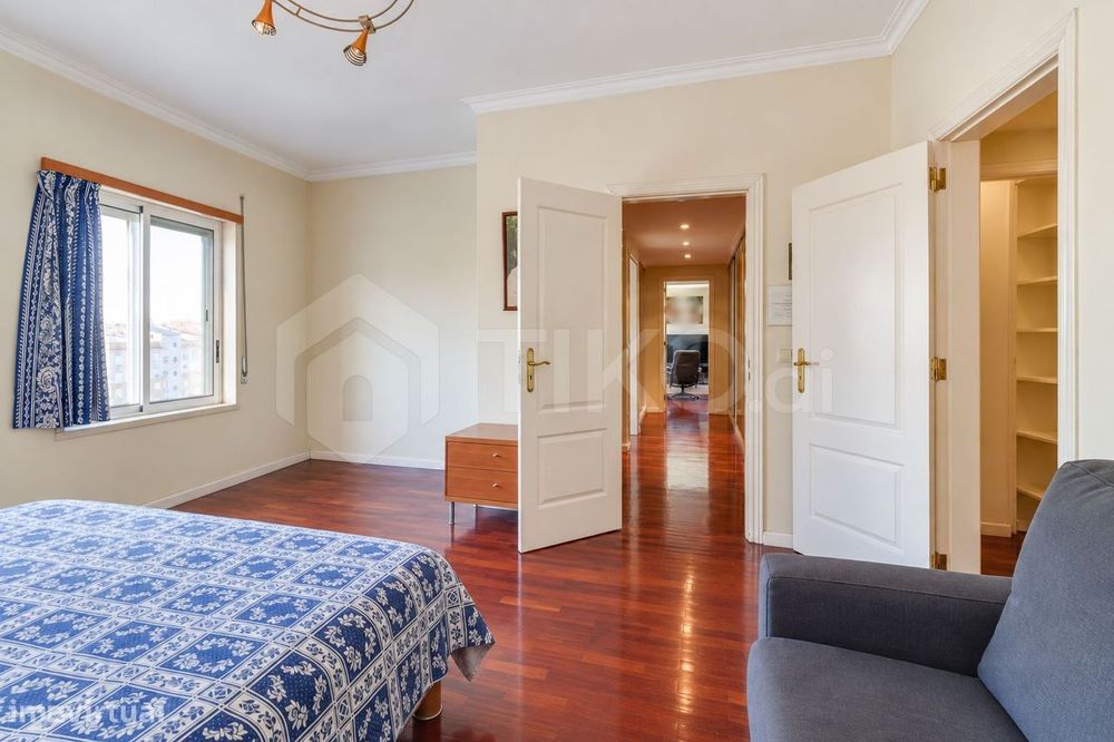 T4 com 209 m², vista 360º, sol todo o dia e garagem de 78 m² | Corroio