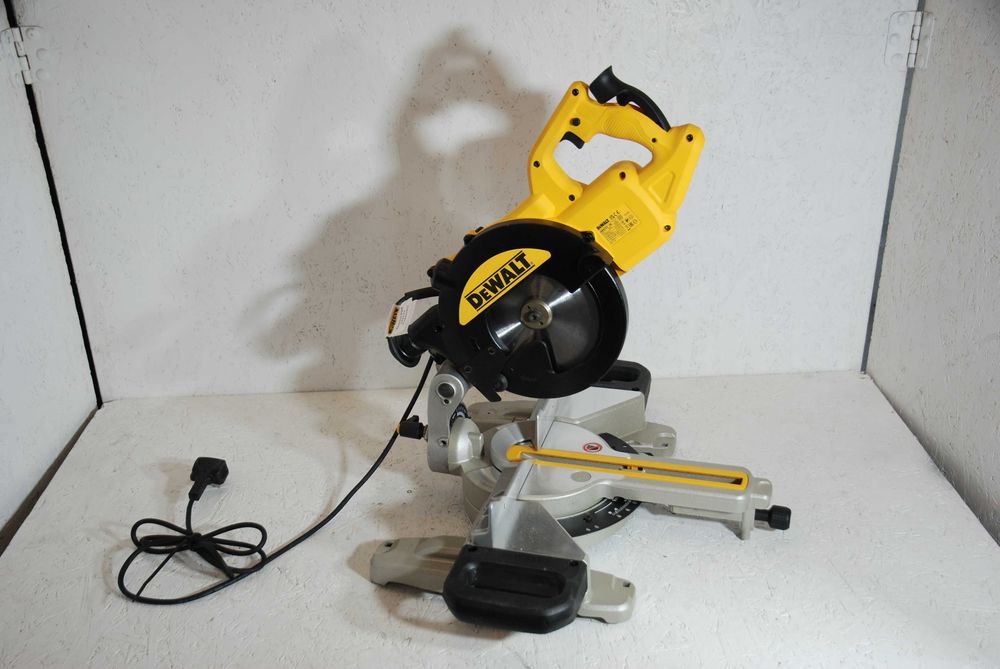 Pilarka ukosowa Dewalt