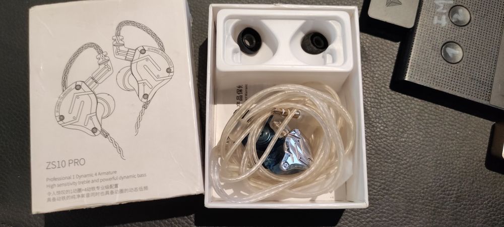 In ears Kz e Fender e PM1 Behringer.