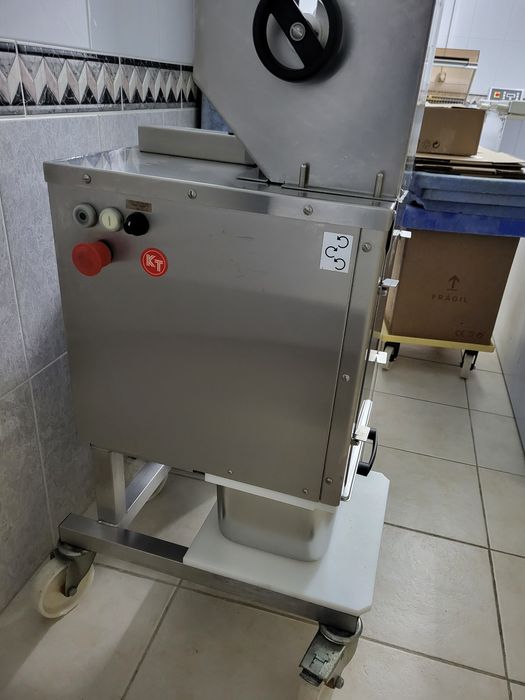 Máquina de desfiar carne.