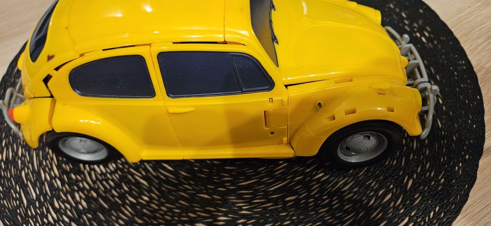 figurka Bumblebee z popularnej serii Transformers z 2011 r. Kolekcja