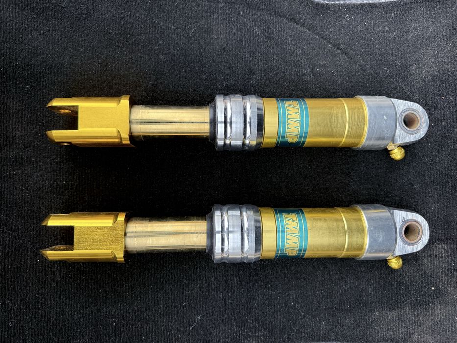 Задние амортизаторы с подкачкой.