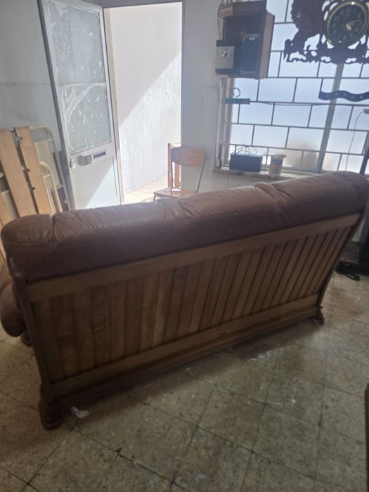 Sofá  antigo em    pele