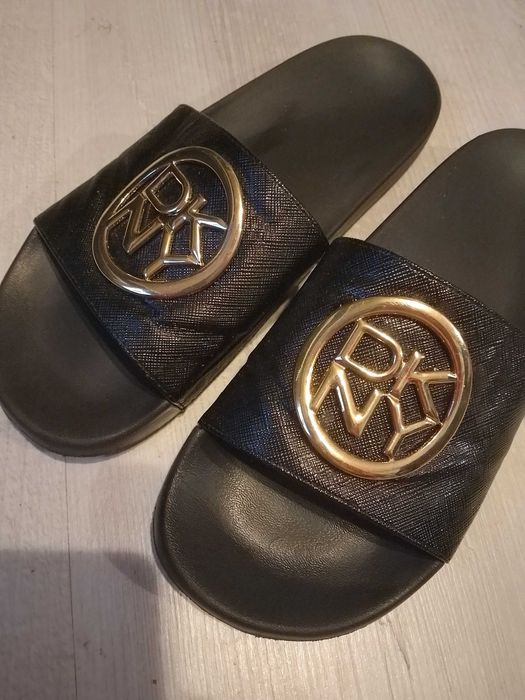 Czarne klapki damskie DKNY