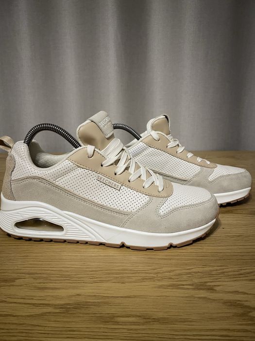 Це світлі повсякденні кросівки Skechers Los Angeles .