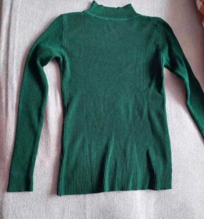 Ciemnozielony prążkowany sweter z golfem 34 XS
