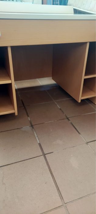 Secretaria em madeira e branco