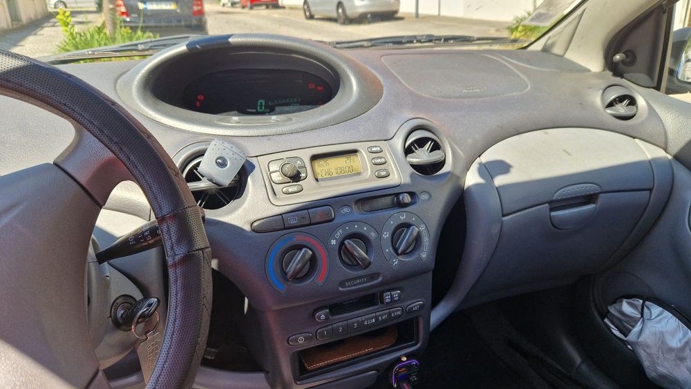 Toyota yares 2002 gas. 1.0