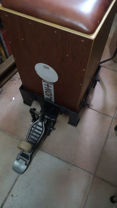 Cajon sonoro da Remo , suporte em metal para pedal