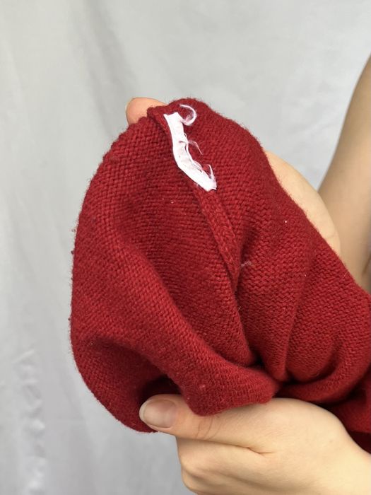 Czerwony sweter z rombami marie lund s