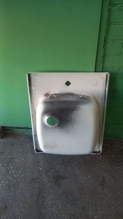 Раковина  Большая Новая. Маленькая Б/У. Белая.  Сместители  разные.