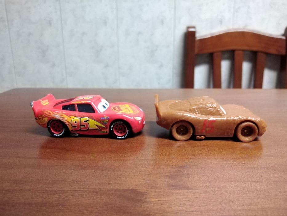 2 Carrinhos da Disney : Mattel