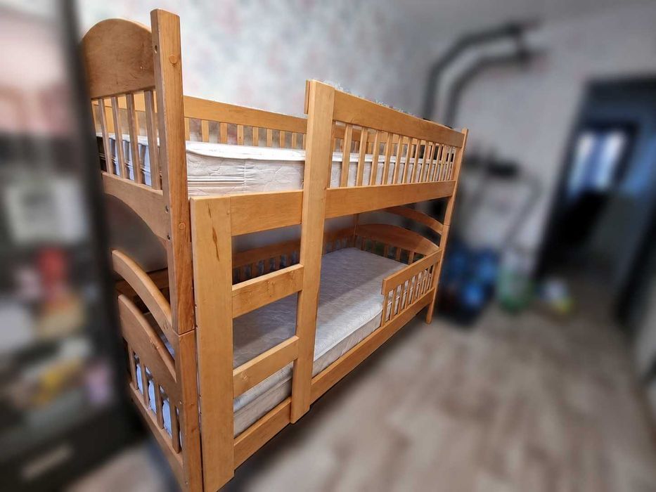 Двоповерхове дитяче ліжко