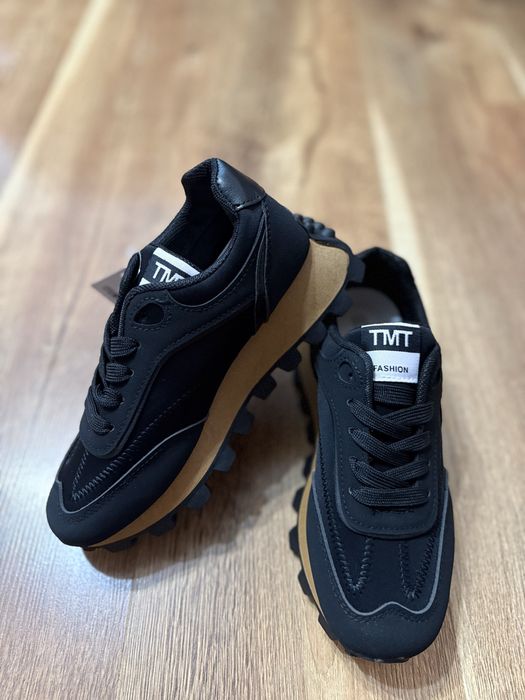 Жіночі чорні кросівки