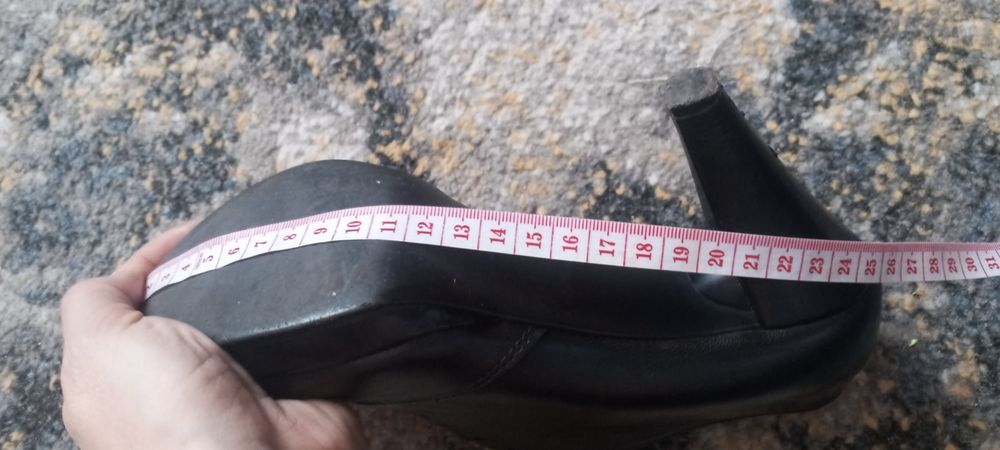 Czarne botki czółenka na obcasie wiązane.