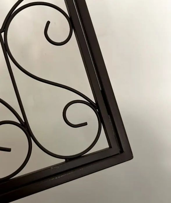 Janela com duas portas em metal