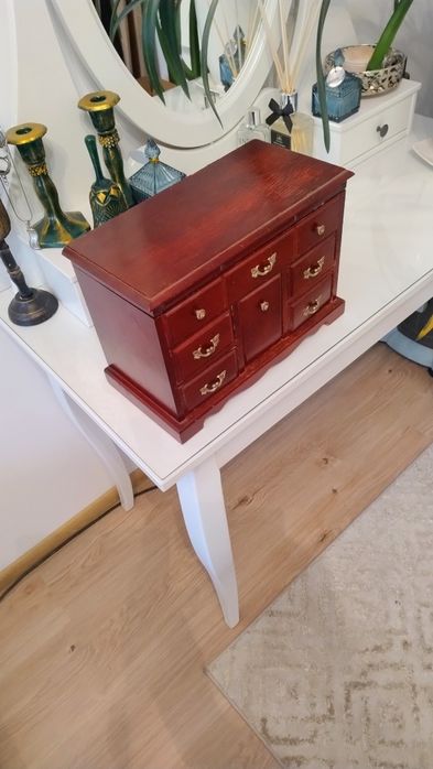 Drewniana szkatułka na biżuterię z lustrem