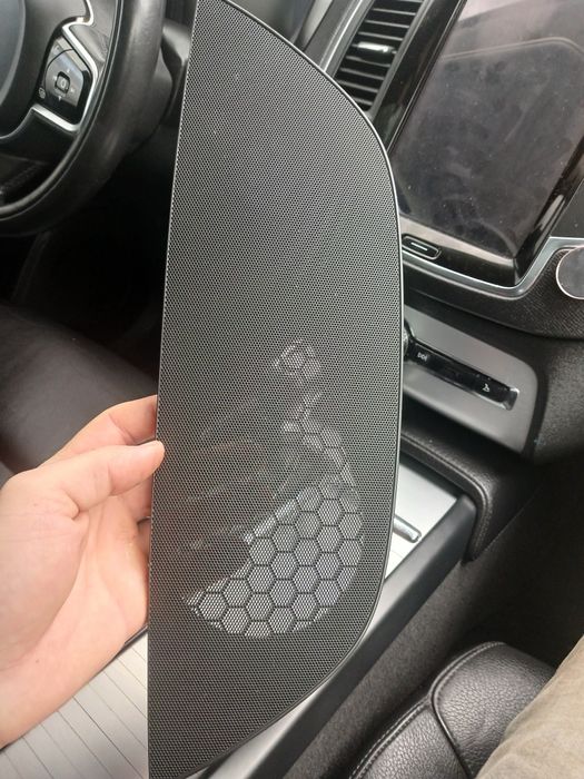 Сітка динаміка,центральна.Volvo xc90.