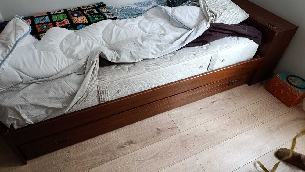 Cama de solteiro com arrumação e gaveta