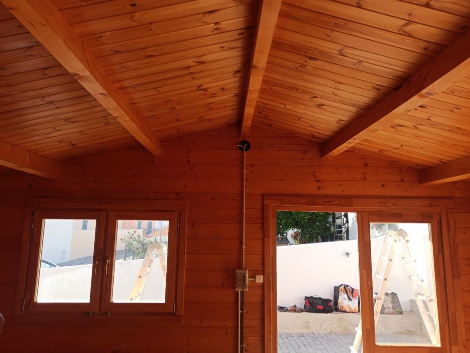 Casa de madeira com 20m2(5m por 4m) com AC e electricidade