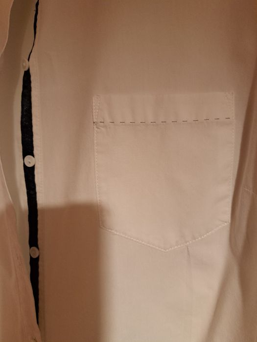 Camisa Branca T.S - Manga comprida com cotoveleiras  cinza