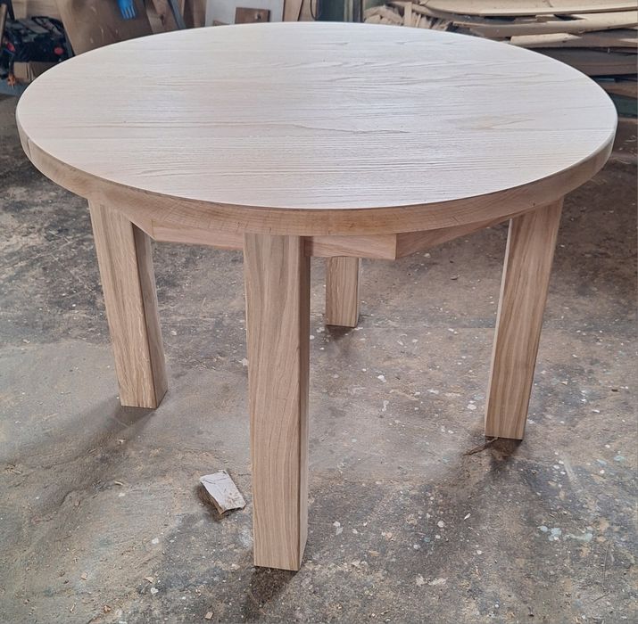 Stół dębowy – solidny, elegancki, ponadczasowy